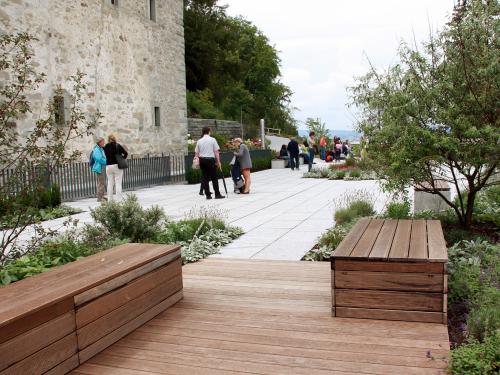 Roof garden with seating elements